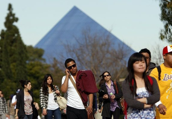 Studerende på Cal State Long Beach campus