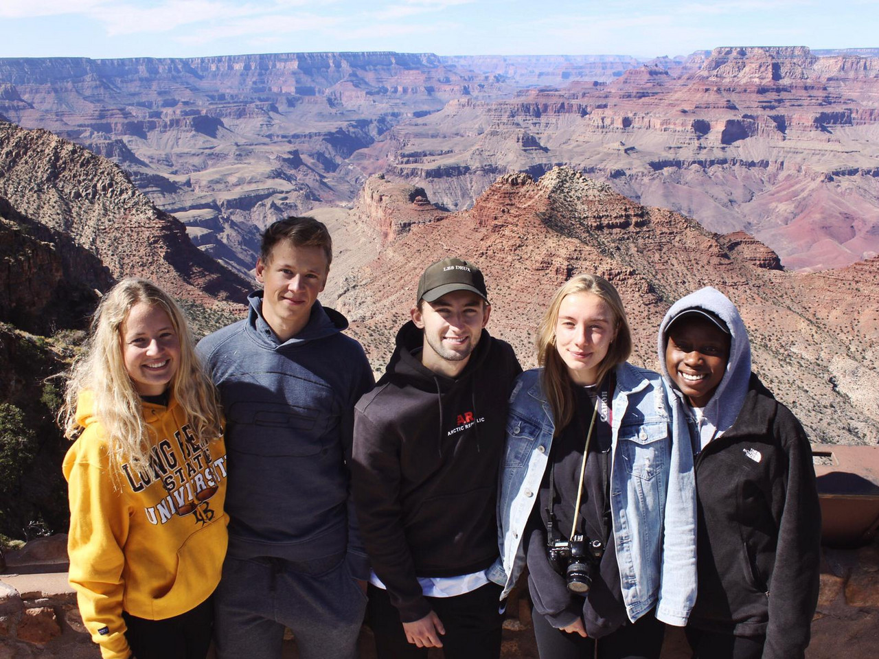 Studievenner på hikingtur i Grand Canyon