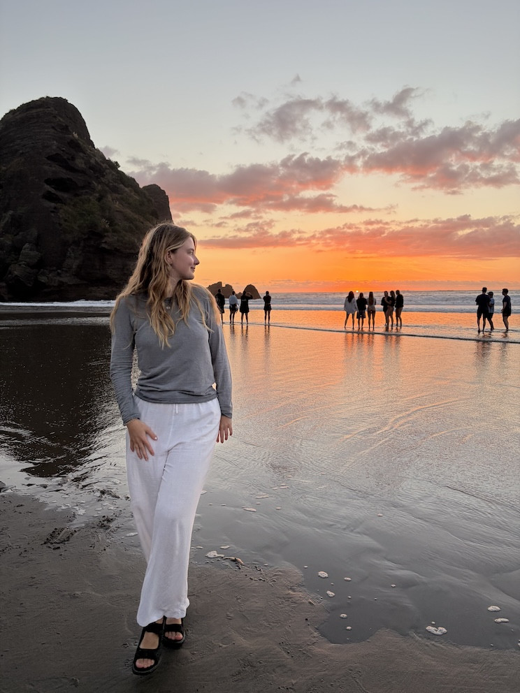 Katarina på stranden på UoA