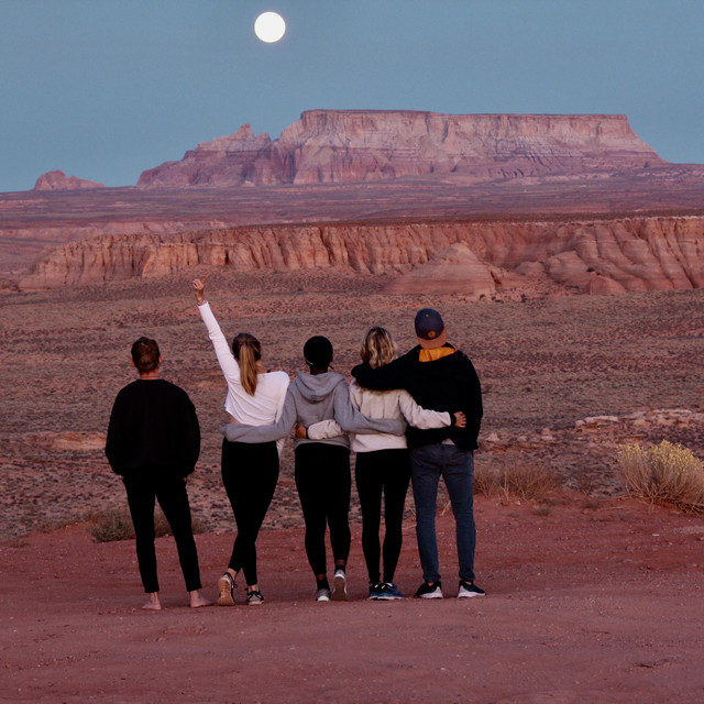 Studiekammerater hiker i Grand Canyon