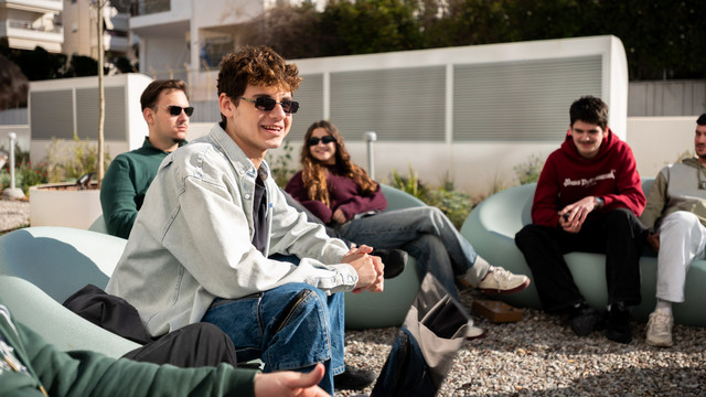 Nyd solen på campus i Athen
