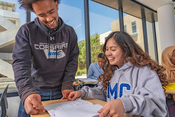 Studerende der læser på Santa Monica College