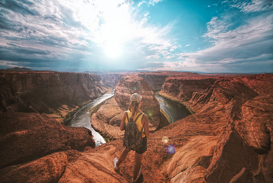 Pige der kigger udover grand canyon