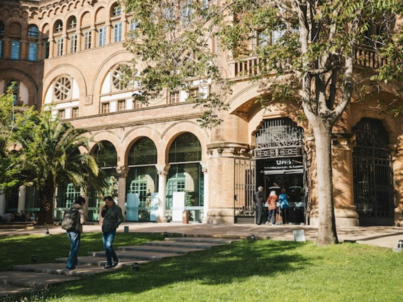 Læs på Universitat Autònoma de Barcelona (UAB) via EDU